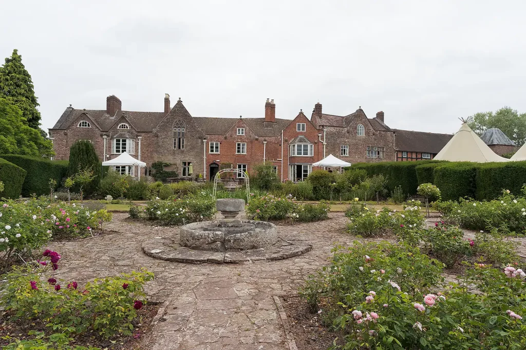 Broadfield Court Gardens